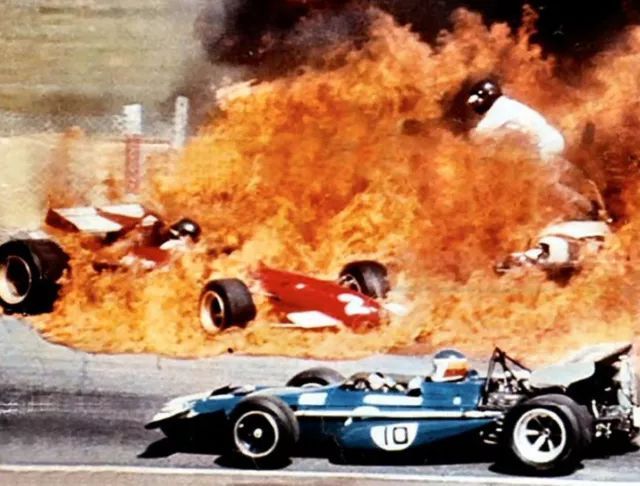 开云官网-赛车选手赛后落泪，背后故事感人