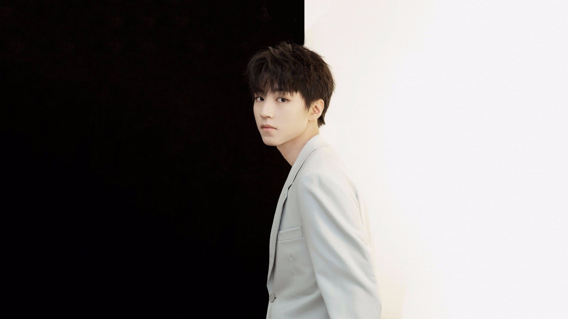 开云-暴雨中的圣歌与晴空下的交响，足球如何在不同纬度书写英雄叙事